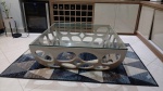 Mesa de centro moderna com estrutura metalica cinza de design organico , tampo de vidro , medindo 36 x 85 x85 cm Retirada com agendamento na Barra da Tijuca