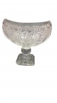 BOHEMIA -  Fruteira  em cristal tcheco ricamente lapidado com motivos geométricos formato navete  . Medindo:  23 (A) x 24 x 14  (D) cm apresenta quebrados na base.