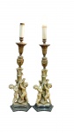 IMPORTANTE PAR DE CANDELABROS ESCULTÓRICOS EM ESTILO NEOCLÁSSICO apresentando anjos , ricamente modelados, dispostos em movimento circular ao redor da coluna central. A base sextavada em madeira no  tom preto contrasta harmoniosamente com o corpo em tonalidade marfim com pátina envelhecida. Fuste superior em metal dourado finamente trabalhado, com ornamentação clássica em relevo. Peças adaptadas para uso elétrico (soquete tipo vela), funcionando,  pequeno colado , veja imagens extras,  altura 70 cm OBS: NÃO PODERÁ SER ENVIADA PELOS CORREIOS PELA FRAGILIDADE DA PEÇA.