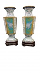 Elegante par de vasos de formato hexagonal em cloisonné com reservas em esmalte turquesa. Apresentam delicada policromia figurativa retratando elefantes entre caules de bambu em uma face, e leões sob pinheiros na face oposta, enriquecidos por ricos detalhes florais. Medidas: 26 x 9 x 9 cm cada (acompanhados de bases em madeira nobre entalhada) Possuem marca de selo de seis caracteres na base. Excelente estado de conservação.