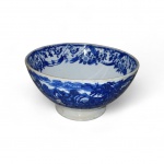 Tigela em Faiança Holandesa Petrus Regout com decoração transferware em azul e branco. Apresenta o raro padrão "Packhorse", composto por cena paisagística bucólica no exterior e rica borda interna ornamentada com guirlandas de flores . Medalhão central figurativo no fundo da cuba. Petrus Regout & Co. Período: Circa 1880-1895.Apresenta craquelado natural do vidrado e leve oxidação decorrente do tempo. Sem bicados ou restauros aparentes. Medindo 9 x 17 cm