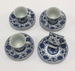 China / Jingdezhen  Conjunto de 4 xicaras de café com pires, porcelana de pasta dura. Esmalte azul e branco underglaze. Clássico design de Flor de Lótus. Flor de lótus simboliza pureza.  Altura 5.5.  Pires  diâmetro 11.5 cm. Marca no verso. Excelente estado de conservação.