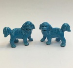 China / Jingdezhen / Cão de Fó Azul Turquesa. Par de escultura  Cães de Fó em porcelana de pasta dura. Os Cães de Fó também são conhecidos como cães para servir o Buda. São guardiões dos templos, palácios, espaços públicos e lares. São protetores dos humanos. Esmaltados de azul pavão underglaze. Altura  5.5  x 8 cm cada peça.  Excelente estado de conservação.
