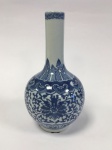 China / Jingdezhen Blue e White LótusVaso Esfera Celestial com design Flor de Lótus em porcelana de pasta dura. Esmalte azul e branco underglaze. Clássico design de Flores de Lótus no corpo principal, entrelaçados com arabescos   Selo de 4 caracteres chineses no verso. Excelente estado de conservação.Altura 19 cm x 10 cm