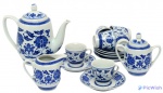 China - Porcelana de pasta dura (Hard-paste porcelain). Conjunto de café para 6 pessoas. Em porcelana chinesa azul e branca underglaze. Marca "Zhong Guo Made in China". Linda pintura de Flor de Lótus. Clássico design de Flor de Lótus simboliza pureza. Bule de café Altura 18 x 18 cm; Açucareiro Altura 12 x 13 cm; Leiteira Altura 8,5 x 10,5 cm; 6 Xicaras de café com pires - Altura 6 cm, pires Diâmetro 12 cm. Excelente estado de conservação.