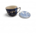 Caneca made in Japan, stoneware, Marca Moriyama, Décadas de 1920 e 1930 (Período Provável)Pires da Inglaterra, marca Enoch Wedgwood (Tunstall) Ltd., Design Old English Village", Ironstone, entre 1965 e 1980. Com quebrado . Medindo 9 x 13 ,pires 12 cm