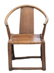 CHINA - INÍCIO DO SÉCULO XIX - DINASTIA QING - Rara Chinese Yoke Back ou Scholar Chair.  Antiga pequena poltrona chinesa para letrados em "elmwood", feita à mão. Madeira de Olmo é muito resistente, mas ao aquecer, os chineses faziam os braços e as pernas dobrarem. Observe que as pernas da poltroninha são formadas por apenas 1 pedaço de madeira que é dobrado 2 vezes a 90º. Desgaste normal do tempo. Bom estado de conservação. Altura com Espaldar 78 cm / Largura maior 60 cm / Profundidade 35 cm. Faz par com outro lote.