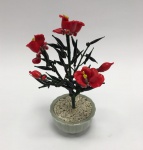China / Beijing - Arranjo em cachepot porcelana celadon.Bonsai Chinês de vidro. Flores vermelhas, folhas verde musgo escuro em vidro artesanal amarrados ao galhos com arame, coberto com fios de seda. Fixado com pedrinhas brancas em cachepot celadon underglaze. Séc. XX. Excelente estado de conservação.Altura 19 cm x 14 cm.