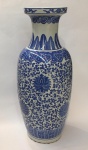 China  True Chinese porcelain (Hard-paste porcelain) de Jingdezhen. Blue and White Lotus Flower Vase. Vaso/floreira com clássico e lindo design Flor de Lótus azul cobalto underglaze. Clássico design de Flores de Lótus no corpo principal, entrelaçados com arabescos. Borda superior decorada com Ruyi. Banda inferior com elementos auspiciosos. Essa pintura simboliza pureza, retidão e auspícios. Marca no verso. Altura do vaso 61 cm x 25 cm. Excelente estado de conservação.