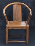 CHINA - INÍCIO DO SÉCULO XIX - DINASTIA QING - Rara Chinese Yoke Back ou Scholar Chair.  Antiga pequena poltrona chinesa para letrados em "elmwood", feita à mão. Madeira de Olmo é muito resistente, mas ao aquecer, os chineses faziam os braços e as pernas dobrarem. Observe que as pernas da poltroninha são formadas por apenas 1 pedaço de madeira que é dobrado 2 vezes a 90º. Desgaste normal do tempo. Bom estado de conservação. Altura com Espaldar 78 cm / Largura maior 60 cm / Profundidade 35 cm. Faz par com outro lote.