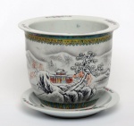China / Jingdezhen / Família Rosa. Porcelana de pasta dura, policromia, pintura overglaze em relevo. Cachepot com presentoir. Sobre o fundo branco, é pintado belo cenário de neves; montanhas nevadas, pinheiros, flores de ameixa, circundando uma construção em cor vermelha, um lar. Emoldurado por uma típica borda de ruyi e delicados flores em uma faixa turquesa. Excelente estado de conservação. Diâmetro: 27 cm. Altura: 22 cm.