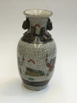 China / Jingdezhen / Porcelana Bege Craquelê.  Marca Cheng Hua Nian Zhi.  Ricamente pintada overglaze com cenas de guerreiros em famille rose. No gargalo,  adereços de animais mitológicos.  4  salamandras  no ombro. Altura 17 cm x 9 cm. Excelente estado de conservação