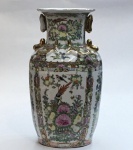 China, Cantão, Porcelana Mandarim Flor e Pássaro (Rose Canton), Famille Rose (Fencai). Icônica policromia e rica decoração com ouro, rosa, verde e rouge de fer em pintura overglaze. Vaso de porcelana chinesa de pasta dura (True Porcelain). Formato Changshou (Longevidade). Bocal levemente ondulado. Adereços laterais de leões e quatro dragões nos ombros. Todo o corpo é decorado com medalhões rosas e flores; cenas da natureza compostas por faisão dourado, pássaros, frutos auspiciosos; borboletas, insetos e elementos geométricos. Selo circular em vermelho rouge de fer com as palavras em inglês "Hand-Painted Decorative / Made in China" e os caracteres chineses (Kwon Cai da China) . Cantão (Guangzhou), localidade onde era permitido aos estrangeiros comprar porcelana na China. A Porcelana Mandarim nasce do intercâmbio cultural do Ocidente com a China. Altura 35 x Diâmetro 21 cm.