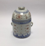 China / Jingdezhen Rice Pattern.  Porcelana azul e branc de pasta dura."Tea caddy" decoração grão de arroz em porcelana Jingdezhen Kiln.  Esmalte azul e branco underglaze, cor rouge de fer overglaze, filete e detalhes com ouro. Forma cilíndrica, tampa interna e tampa externa, dois adereços.Marca no verso. Excelente estado de conservação.Altura 19  x 14.5  cm