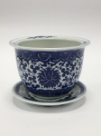 China / Jingdezhen  Cachepot com presentoir em porcelana de pasta dura. Esmalte azul e branco underglaze. Clássico design de Flor de Lótus no corpo principal. Ramos de flor na borda.  Flor de lótus simboliza pureza.  Altura 11 x 15 cm     Excelente estado de conservação