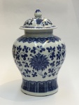 China / Blue & White Lótus Ginger Jar, Jingdezhen. Pote com tampa. design Flor de Lótus em porcelana de pasta dura. Esmalte azul e branco underglaze. Clássico design de Flores de Lótus no corpo principal e na tampa, entrelaçados com arabescos.  Flor de lótus simboliza pureza, integridade, superação e elevação espiritual. Excelente estado de conservação. Altura 27 cm x 18 cm.
