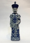 República da China - You Chang Zi (1874-1922).  Escultura de Imperador Qianlong em porcelana Chinesa Azul e Branca. Excutado pelo renamado You Chang Zi, escultor de porcelana de Jingdezhen no Final de Dinastia Qing, inicio da República da China. Marcas: Fu Jin Hui Guan (Associação de Fujian); You Chang Zi Yu Ji Zao (Executado pelo You Chang Zi Yu Ji). Excelente estado de conservação. Altura 30 cm.