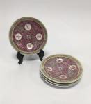 China / Red Wan Shou, Jingdezhen, Famille Rose. Conjunto de 4 pratos de pão. Porcelana de pasta dura. Rica policromia em vermelho/rosa, pintada à mão overglaze. Clássico design Wan Shou Wu Jiang. A expressão Wan Shou Wu Jiang, usada desde 1100 A.C., significa Longevidade sem Limite, Existência Eterna. Marca no fundo. Diâmetro 15 cm. Excelente estado de conservação.