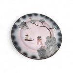 Prato Decorativo em Porcelana Japonesa  Meados do Séc. XX , apresentando cena lacustre com pagode, embarcação e pinheiro em relevo ,  tom rosa suave com borda esfumaçada em degradê cinza e branco, decorada com pontilhado perolado. "Made in Japan".  Apresenta craquelado natural do vidrado) no verso e suporte para parede adaptado. Dimensões: 19,5 cm de diâmetro.