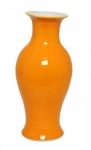 Amarelo Imperial / China / Jingdezhen / Porcelana de pasta dura. Vaso de True or hard-paste porcelain com esmalte amarelo imperial overglaze. O amarelo representa a terra, símbolo de poder, oriundo da ideia de respeitar a terra. O imperador, filho do Céu, quem cuida de todos e de tudo é o dignitário supremo que pode usar o amarelo. Altura 30 cm x Diâmetro 14 cm. Excelente estado de conservação.