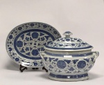 China / Jingdezhen Seculo XX. Terrina Flor de Lótus com presentoir. Em porcelana Jingdezhen de pasta dura. Esmalte azul e branco underglaze. Clássico design de Flor de Lótus. Flor de lótus simboliza pureza. Marca no fundo. Excelente estado de conservação. Altura total 29cm. Presentoir- 34 x 27cm.
