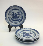 China / BLUE CANTON. Conjunto de 4 pratos de sobremesa, Macau ou Pagode em porcelana Jingdezhen de pasta dura. Esmalte azul e branco underglaze. Clássico design de Wu-tong Chinese parasol tree, paisagem de montanha, rio, pontes e pagodes. Diâmetro 17.5 cm. Marca no verso. Excelente estado de conservação