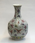 China / Beijing / Fen Cai (Famille Rose). Vaso Shang Píng em porcelana chinesa de pasta dura. Design 100 borboletas. O vaso Shang Ping era um presente honorífico dado a oficiais e autoridades de alto escalão. 100 borboletas de cores vibrantes em rosa, azul, verde, castanho e amarelo pintadas a mão em rica policromia overglaze. Uma banda com flores de lótus e 4 caracteres shou (longevidade) no ombro do vaso. Borda superior decorada com Ruyi. Banda inferior com elementos auspiciosos. Essa pintura simboliza riqueza, prosperidade e longevidade. Alt. 32 cm x Diâm. 20 cm.