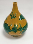 Vaso de porcelana Chinesa - Amarelo Imperial com 2 Dragões Celestiais Verdes Incisos entre NuvensRaro e impressionante vaso em forma de pêra, design de 2 Dragões poderosos dominando o céu, disputando uma Pérola Flamejante entre as nuvens. Dragões de esmalte verde cinzelados sobre esmalte amarelo imperial. Era um design exclusivo para a Realeza.Altura 28 cm x Diâmetro 21 cm.