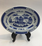 China / BLUE CANTON. Travessa Macau ou Pagode em porcelana Jingdezhen de pasta dura. Esmalte azul e branco underglaze. Clássico design de Wu-tong Chinese parasol tree, paisagem de montanha, rio, pontes e pagodes. 20 x15 cm. Marca no verso. Excelente estado de conservação.