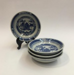 China / BLUE CANTON.  Conjunto de 4 pequenos covilhetes para petiscos, Macau ou Pagode em porcelana Jingdezhen de pasta dura. Esmalte azul e branco underglaze. Clássico design de Wu-tong Chinese parasol tree, paisagem de montanha, rio, pontes e pagodes. Diâmetro 10  cm. Marca no verso. Excelente estado de conservação
