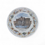 Prato de parede  apresentando ao centro vista da Fontana di Trevi, Roma., borda ricamente decorada com vinhetas circulares de diversos pontos turísticos italianos, intercaladas por motivos florais e arabescos dourados com a inscrição "Souvenir Italy". diâmetro 19 cm  meados do século XX (c. 1960). Bom estado, apresentando leve desgaste natural na douração da borda e marcas do tempo.