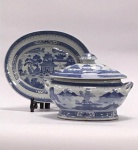 China / BLUE CANTON.  Terrina Macau ou Pagode com presentoir. Em porcelana Jingdezhen de pasta dura. Esmalte azul e branco underglaze. Clássico design de Wu-tong Chinese parasol tree, paisagem de montanha, rio, pontes e pagodes. Altura total 23 cm.  Presentoir - 30,5 x 24 cm. Marca no verso Excelente estado de conservação