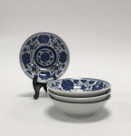 China / Jingdezhen Conjunto de 4 pequenos covilhetes para petiscos, porcelana de pasta dura. Esmalte azul e branco underglaze. Clássico design de Flor de Lótus. Flor de lótus simboliza pureza. Diâmetro 10 cm, altura 3 cm. Marca no fundo. Excelente estado de conservação.
