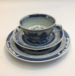 China / Azul e Branco Macau - BLUE CANTON Chinês. Conjunto de Chá individual: Xícara de chá com pires e prato de sobremesa. Design Macau ou Pagode em porcelana pasta dura Jingdezhen. Esmalte azul e branco underglaze. Clássico design de Wutong tree (Chinese parasol tree), paisagem de montanha, rio, pontes e pagodes. Excelente estado de conservação. Marca no verso. Medidas: Xícara altura 6,5 cm; Pires diâmetro 14 cm; Prato de sobremesa diâmetro 17,5 cm.
