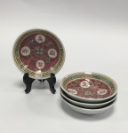 China / Red Wan Shou, Jingdezhen, Famille Rose. Conjunto de 4 pequenos covilhetes. Porcelana de pasta dura. Rica policromia em vermelho/rosa, pintada à mão overglaze. Clássico design Wan Shou Wu Jiang. A expressão Wan Shou Wu Jiang, usada desde 1100 A.C., significa Longevidade sem Limite, Existência Eterna. Marca no fundo. Diâmetro 10 cm, altura 3 cm. Excelente estado de conservação.
