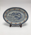 China / Rice Pattern Jingdezhen. Travessa em porcelana Jingdezhen de pasta dura.  Esmalte azul e branco underglaze, cor ferrugem overglaze, filete com ouro. Classico design com Dragão de Cinco Garras E Uma Pérola Flamejante. Simbolo de proteção celestial. 31 x 22 cm. Marca no verso. Excelente estado de conservação