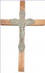 Crucifixo em bronze  e madeira  com rica decoração em relevo de inspiração neogótica,  apresenta pontas trilobadas, ornadas com volutas, arabescos e elementos florais, em composição simétrica e detalhada. Ao centro, a figura de Cristo crucificado em alto-relevo, com traços expressivos e acabamento refinado. Altura 