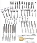 FAQUEIRO ANTIGO ESPESSURADO A PRATA  PELA RENOMADA MANUFACTURA PORTUGUESA PRATA RADIO, COMPOSTO : 6 facas grandes , 6 facas de sobremesa, 6 garfos de jantar, 6 garfos de sobremesa, 6 colheres de  sopa, 6 colheres de sobremesa, 4 colheres de chá e 6 colheres de café, 1 colher p/ açúcar e 2 peças de serviço. Excelente estado de conservação. Total 49 peças