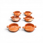 Conjunto de 6  Cumbucas em Cerâmica Vitrificada em cerâmica terracota com duas alças laterais. Apresentam acabamento interno vitrificado de alto brilho com efeito escorrido em degradê. Medindo 6,5 x 17 cm (cada). Excelente estado de conservação. Não apresenta marca do fabricante.