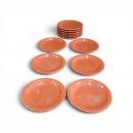 Doze pratos  para sobremesa em cerâmica esmaltada de tom terracota em alto brilho,  diâmetro  19 cm . Excelente estado de conservação. Não apresenta marca do fabricante.