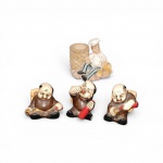 Conjunto de 03 miniaturas Decorativas em gesso pintado de figuras  satíricas de frades franciscanos em poses de degustação de vinho e uma  figura de chef de cozinha em resina  assentado ao lado de um cesto porta-palitos . Apresenta marcas do tempo e discretos desgastes na pintura original e pequenos quebrados no gesso. Medida do maior 7 x 9 cm