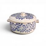 SOPEIRA EM FAIANÇA SAINT ETIENNE-  circular em faiança com tampa e alças laterais. Decoração floral e volutas em azul cobalto sobre fundo branco, pintada sob o vidrado. Pega da tampa em pomo. Medindo 12 x  30 cm . Excelente estado de conservação, sem avarias visíveis.