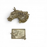 Dois  cinzeiros  em bronze fundido do Século XX, figurativo em formato de cabeça de cavalo (15 x 19 cm) e um retangular com cena de cães de caça em relevo (9 x 12 cm). Marcas de uso e pátina natural do tempo.