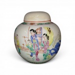 ANTIGO POTE DE GENGIBRE COM TAMPA EM PORCELANA CHINESA  FAMÍLIA ROSA  período da República (c. 1912-1949) ou meados do séc. XX. Corpo bojudo decorado com esmaltes policromados da Família Rosa, apresentando cena de damas e crianças . Base com selo circular em vermelho,  tampa com pintura de figura infantil .Medidas: 14 x 14 cm.  Perfeito estado.