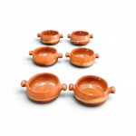Conjunto de 6  Cumbucas em Cerâmica Vitrificada em cerâmica terracota com duas alças laterais. Apresentam acabamento interno vitrificado de alto brilho com efeito escorrido em degradê. Medindo 6,5 x 17 cm (cada). Excelente estado de conservação. Não apresenta marca do fabricante.