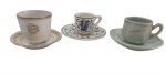 PORCELANAS, três (3) xícaras de coleção para café com seus respectivos pires confeccionados em porcelana de modelos, tamanhos e decorações distintas, sendo 1 da marca P II com monograma  , 1 VISTA ALEGRE na cor azul , filetada na borda  e 1 pintada a mão com galo de Barcelos  , maior medindo 5,5 x 6cm e menor 4,5 x4,5cm.