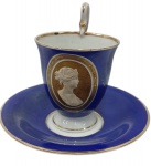 Século  XIX - Peça rara - Xícara de porcelana azul cobalto  com um medalhão dourado que emoldura um busto em relevo da Rainha Luísa da Prússia, marcas na base , peça com colado na xicara , veja imagens extras , medindo 8,5 x 8 cm