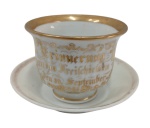 Belíssima Chávena de Coleção, executada em fina porcelana Alemã   , base elevada com largo barrados a ouro 24 k , possivelmente " HOCHZEITSTASSE"  de casamento datada de 1865 , desgaste do tempo . não apresenta marca . Medindo 7 x 9 cm