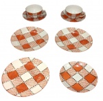 Conjunto com  2 xícaras para chá com pires  e 3 pratos p/ sobremesa  em porcelana japonesa, com decoração xadrez branco / vermelho ,  década de 50. Sinais  de  uso