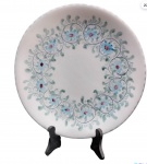LUIS SALVADOR ITAIPAVA- Elegante prato para ornamentação de parede  em cerâmica esmaltada e vitrificada com colorida decoração de flores azuis  entre folhagens e arabescos, diâmetro . 27  cm